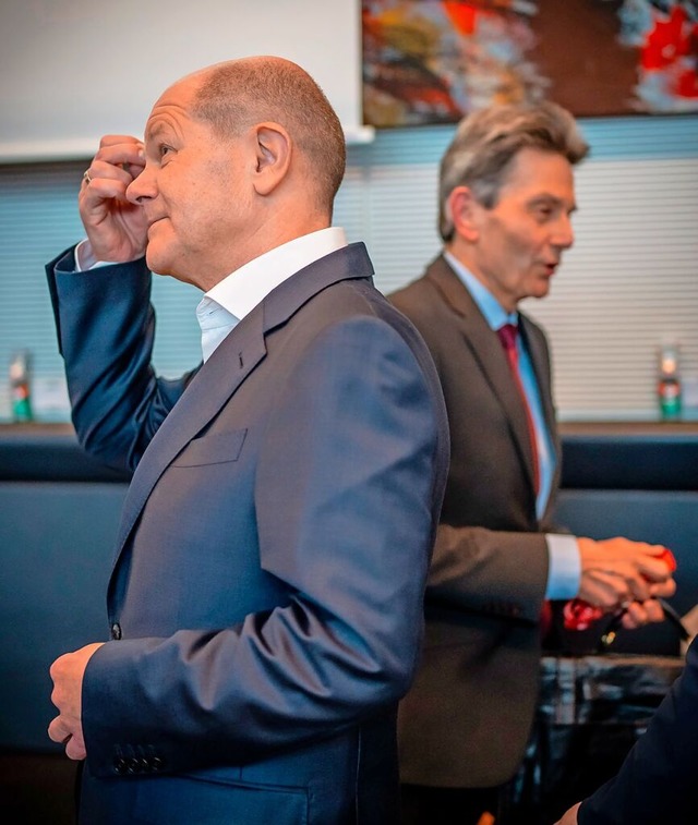 Kanzler Olaf Scholz (links) und SPD-Fraktionschef Rolf Mtzenich  | Foto: Michael Kappeler (dpa)