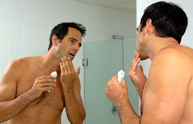 Griff zur Gesichtscreme - auch Mnner ...chen, wie sie Falten vermeiden knnen.  | Foto: diagentur