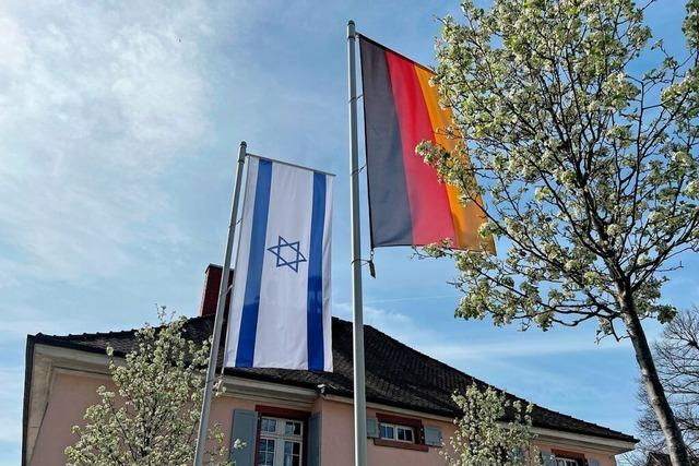 Fahnenmast mit Israel-Flagge in Grenzach-Wyhlen wird aus der Verankerung gerissen
