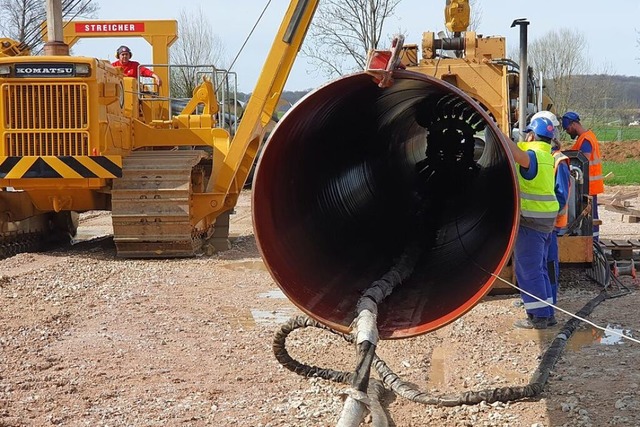 Ein Rohr fr die Gaspipeline wird auf dem Lagerplatz in Holzen gebogen.  | Foto: Hannes Selz