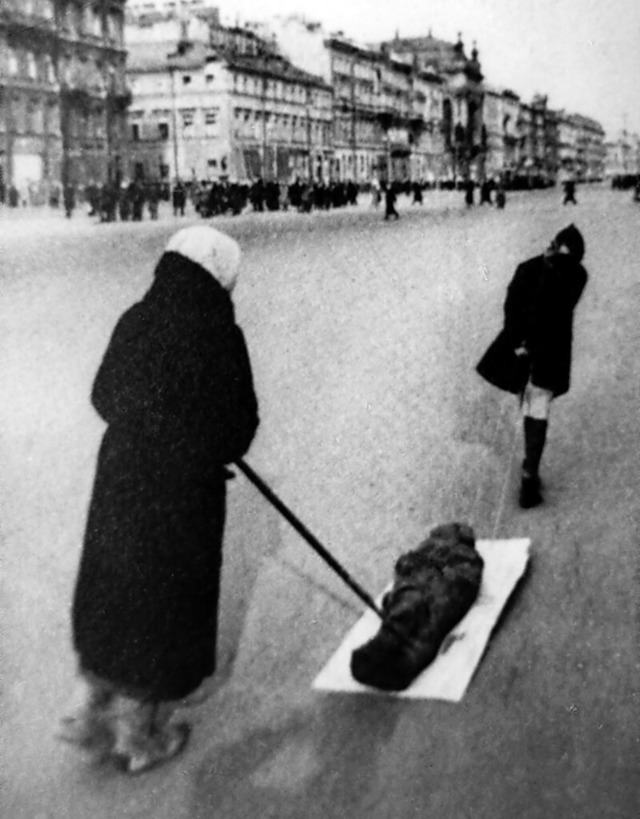 Zwei Frauen ziehen im belagerten Leningrad einen Leichnam zur Beisetzung.  | Foto: --- (dpa)