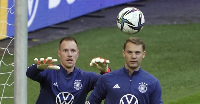 Hier trainierten sie noch gemeinsam: M... ter Stegen (links) und Manuel Neuer   | Foto: Marcus Brandt (dpa)