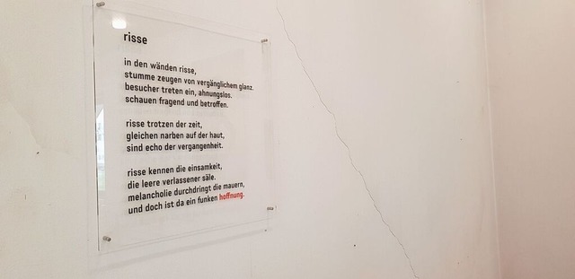 Das Gedicht  im  Parktheater, daneben ein Riss in der Wand  | Foto: Christian Kramberg