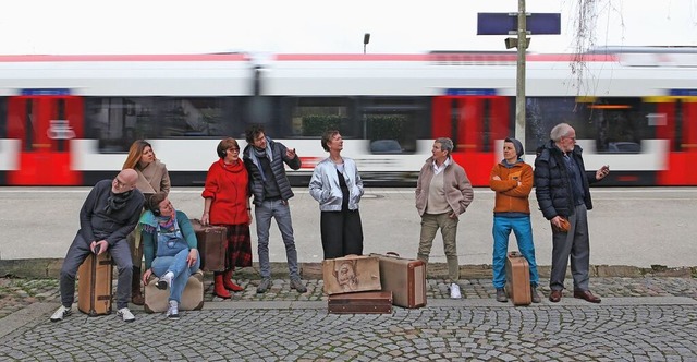 Auf einem Bahnsteig spielt das neue St... in ihrer Saison nach Ostern auffhrt.  | Foto: Cornelia Claas