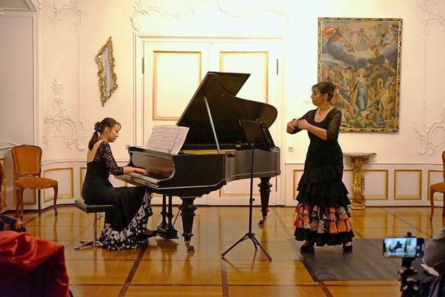 Das Mutter-Tochter-Duo Paliano entfhr...tagnetten auf eine musikalische Reise.  | Foto: Stadt Waldkirch