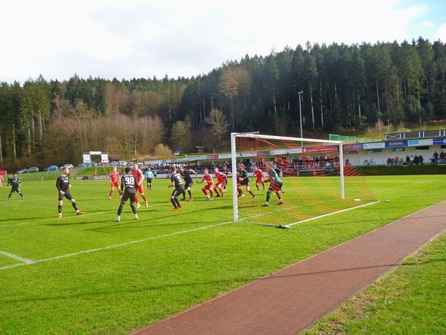 Szene aus dem Verbandsligaspiel Sportf...lmatingen. Das Spiel endete mit  6:1.   | Foto: Bernd Fackler