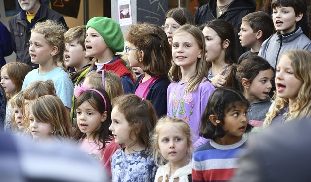 Der Kinderchor bei seinem Flashmob fr Frieden und gegen Rassismus   | Foto: Barbara Ruda