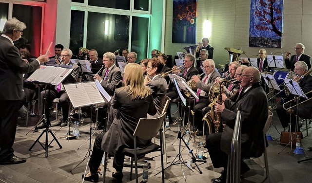 Eine bunte Mischung an Musik spielte die Werksmusik der Evonik.  | Foto: Katharina Fraune