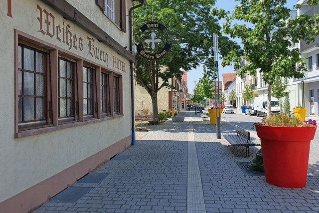 Das Weie Kreuz in Neuenburg liegt an ...ie Stadt kaufte es und baut es nun um.  | Foto: Hannes Selz