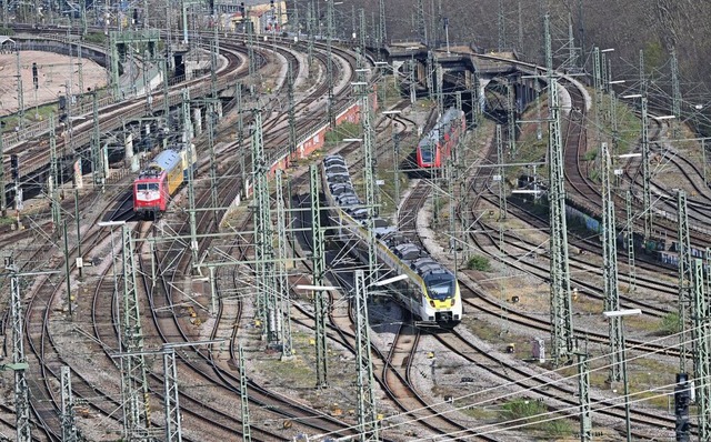 Die Bahnbaustelle in Stuttgart. Auch w...21 steckt der Konzern in roten Zahlen.  | Foto: Bernd Weibrod (dpa)