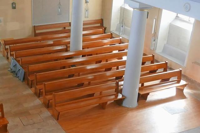 Zum Mitnehmen: Stadtkirche Lrrach gibt ihre Kirchenbnke gegen eine kleine Spende her