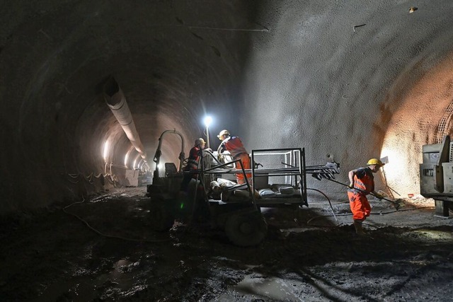 Baustelle in der Hauptrhre des Brennerbasistunnels.  | Foto: Angelika Warmuth (dpa)