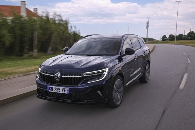 Ein Alleinstellungsmerkmal in dieser K...gebotene Vollhybridantrieb des Espace.  | Foto: Renault