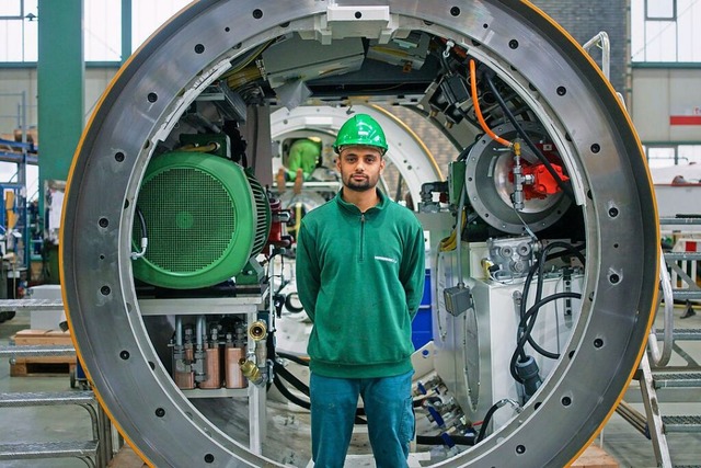 Abbas Syed im Werk der Firma Herrenknecht in Allmannsweier  | Foto: Herrenknecht AG