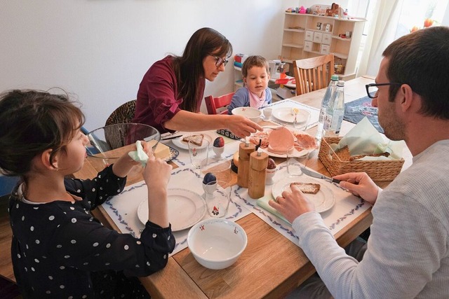 Wer rumt den Tisch nach dem gemeinsam...rage stellt Eltern vor Entscheidungen.  | Foto: IMAGO/STEFAN AREND