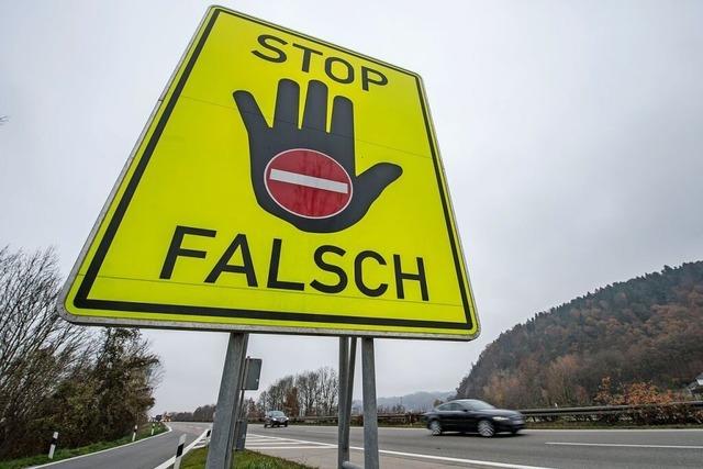 Falschfahrerin fllt durch waghalsige Wendemanver auf der Autobahn bei Rheinfelden auf