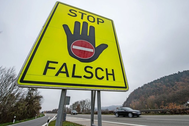Ein Warnschild gegen Geisterfahrer auf einer Autobahn.  | Foto: Armin Weigel