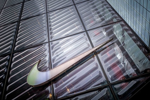 Nike soll Adidas als Ausrster der deutschen Fuball-Nationalmannschaft ablsen.  | Foto: Michael Kappeler (dpa)