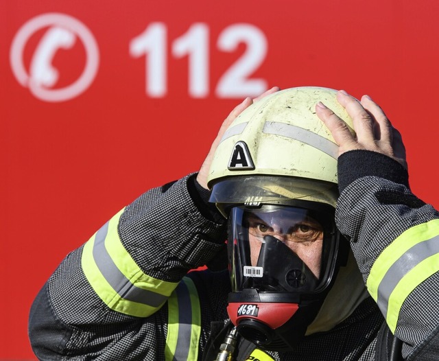 Die Feuerwehr Weisweil hat Bedarf an Atemschutztrgern (Symbolbild).  | Foto: Robert Michael (dpa)