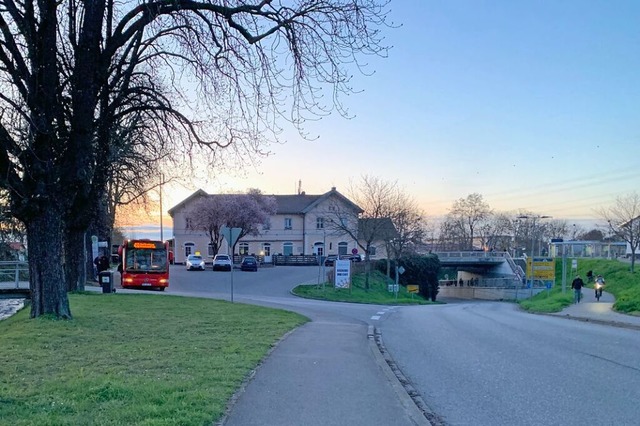 Der Grnstreifen vor dem Bahnhof am Ab...ische Haltestelle eingerichtet werden.  | Foto: Simone Hhl