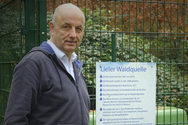 Thomas Sattler an der Waldquelle, deren Wasser nun bio-zertifiziert wurde.  | Foto: Martin Pfefferle