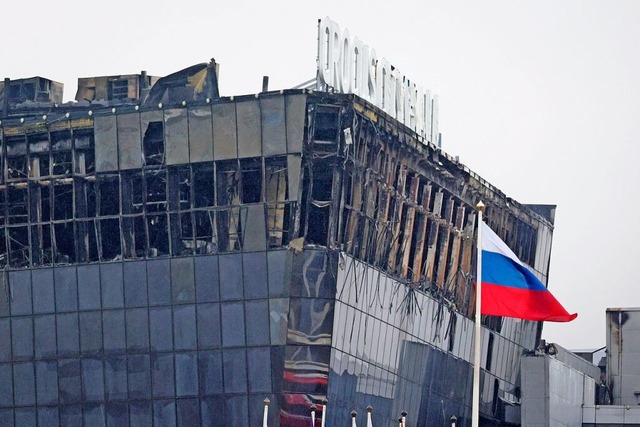 Die ausgebrannte Konzerthalle am Tag nach dem Anschlag.  | Foto: Vitaly Smolnikov (dpa)