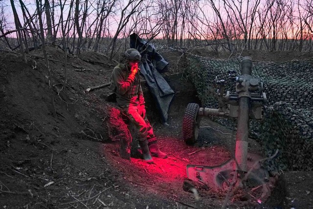 Warten auf den nchsten Befehl &#8211;...sche Soldaten an der Front im Donbass.  | Foto: Till Mayer