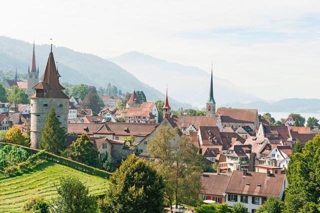 Die malerisch am Zugersee gelegene Sta...tort des reichsten Schweizer  Kantons.  | Foto: bill_17  (stock.adobe.com)