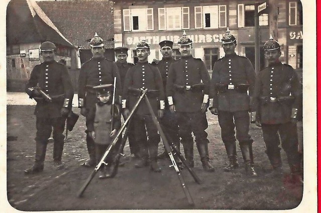Diese  Ansichtskarte zeigt Soldaten vo...us Hirsch in Dinglingen im Jahr 1915.   | Foto: Manfred Eble