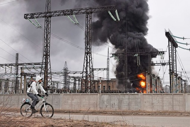 Schden an einem Elektrizittswerk in Charkiw nach Luftangriffen am Freitag.  | Foto: Yevhen Titov (dpa)