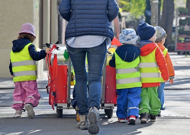 Kinder auf dem Weg zur Kita (Symbolbild)  | Foto: Peter Kneffel (dpa)