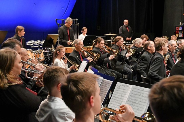 Jugendorchester und Stadtmusik unter Leitung von Phillip Boyle  | Foto: Barbara Ruda