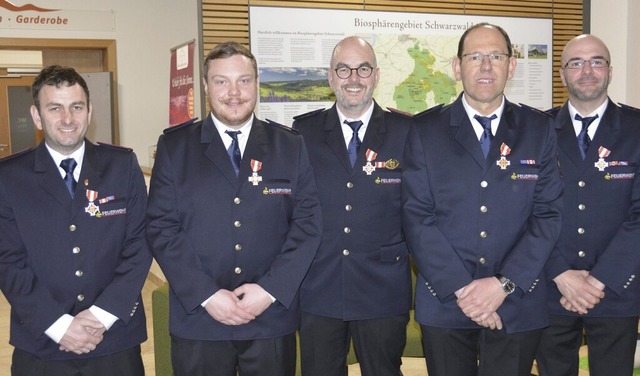 Fr langjhrigen Feuerwehrdienst ehrte...itz, Rudolf Schmidt und Manuel Albiez.  | Foto: Sebastian Barthmes