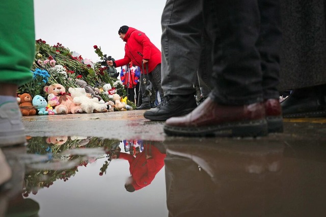 Moskau: Menschen legen Blumen und Spie...aun neben der Crocus City Hall nieder.  | Foto: Vitaly Smolnikov (dpa)