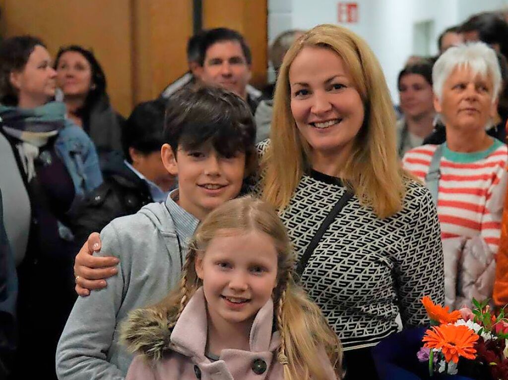 Melanie Kienle, frisch gewhlte Brgermeisterin von Merzhausen, mit ihren beiden Kindern nach der Wahl.