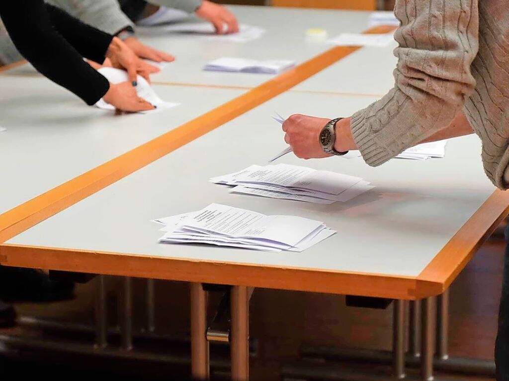 Sorgfltig stapeln die Wahlhelfer die Stimmen.