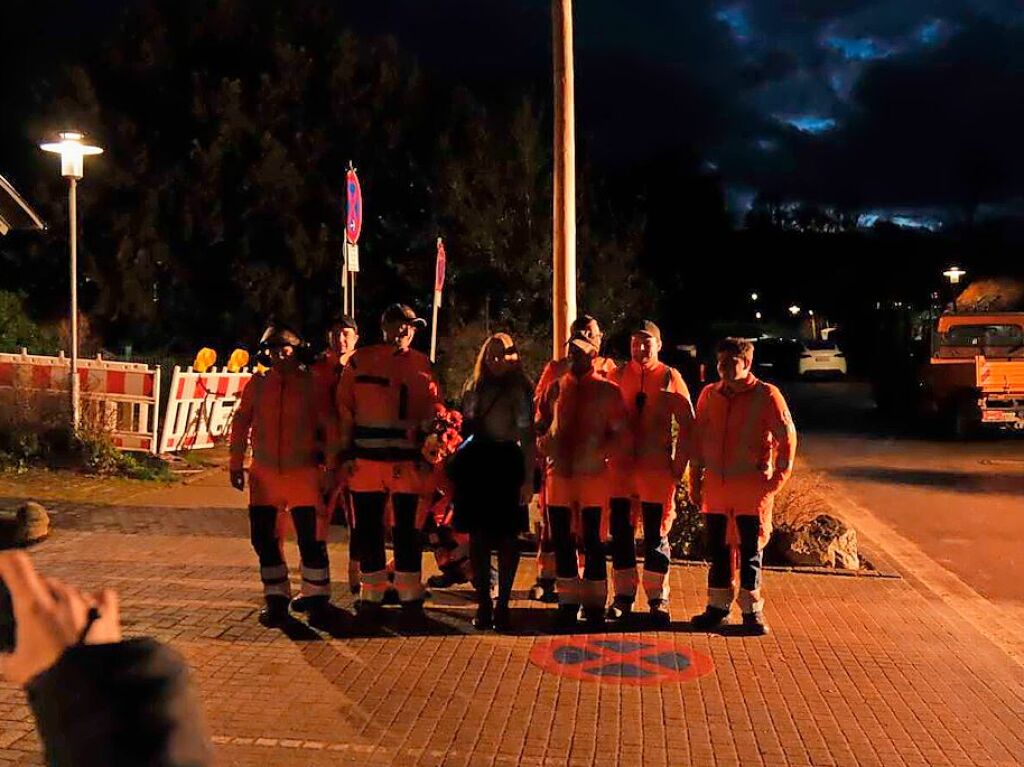 Mitarbeitende des Bauhofs stellen vor dem Rathaus den Brgermeisterinbaum auf.