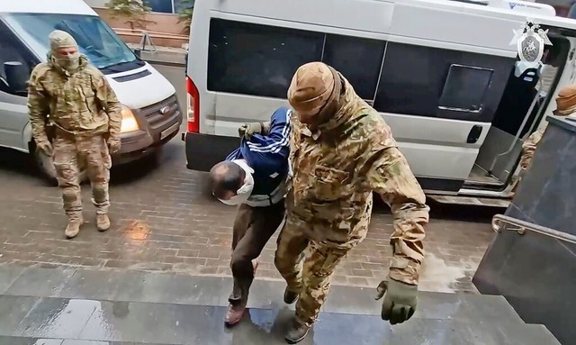 Russische Sicherheitskrfte fhren einen Terrorverdchtigen ab.  | Foto: Uncredited (dpa)