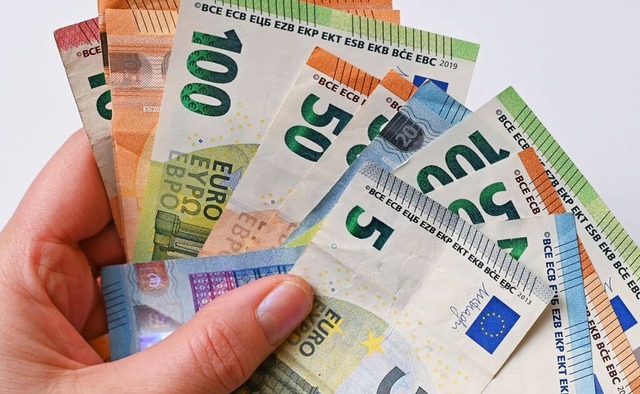 Die in Deutschland ausgegebene Menge an Bargeld ist weiter gestiegen.  | Foto: Patrick Pleul (dpa)