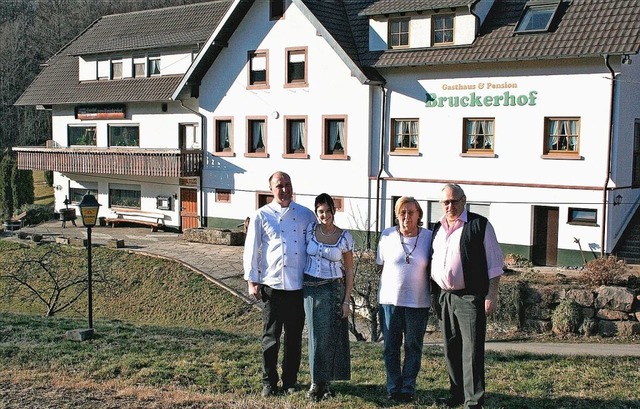 Das Ehepaar Julia und Heinz Brucker (r...n Partnerin Lydia Isenmann bergeben.   | Foto: Karin Kaiser