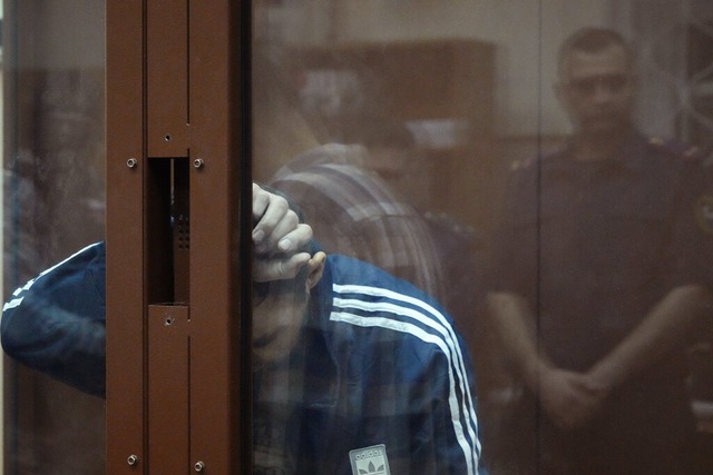 Ein Tatverdchtiger des Terroranschlag...m Glaskfig im Bezirksgericht Basmanny  | Foto: Alexander Zemlianichenko (dpa)