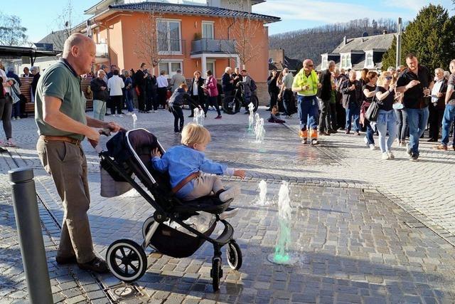 Wasser marsch: Der Platz an der Luisenstrae in Badenweiler ist eingeweiht