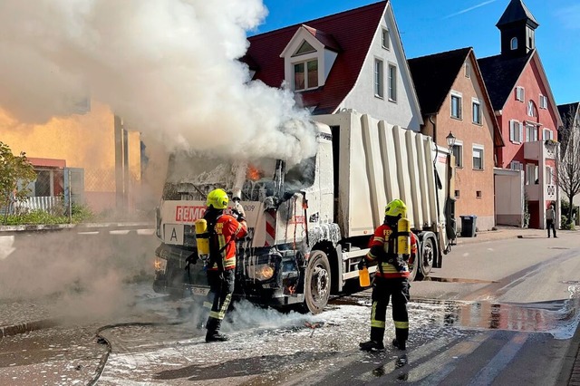 Das brennende Mllfahrzeug in Btzingen  | Foto: Michael Vogel