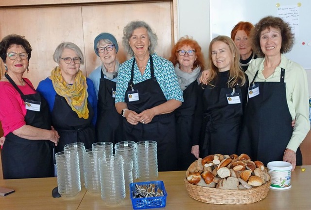 Das Helferteam um Ursula Schmitthenner (Zweite von links)  | Foto: Gudrun Gehr