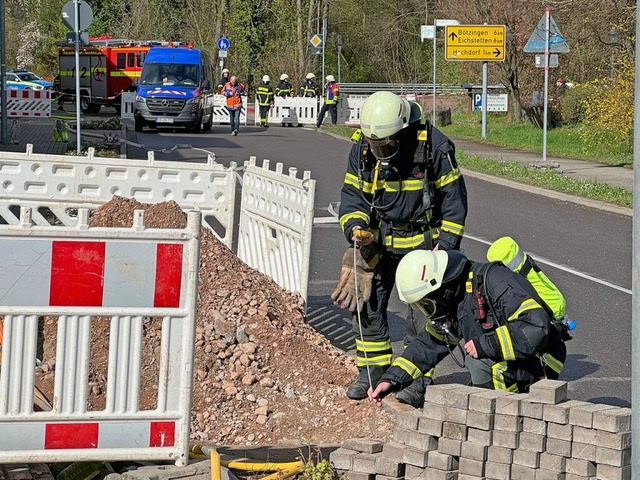 Mit Atemschutz ausgestattete Einsatzkr... Kreisstrae nach, ob Erdgas austritt.  | Foto: Stefan Berger