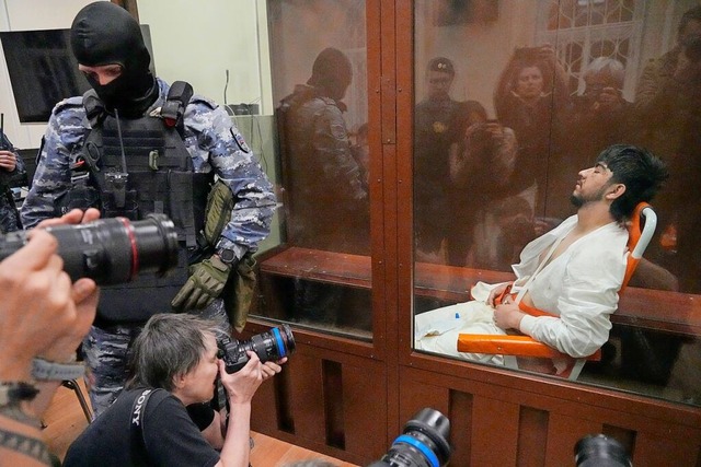Einer der  vier festgenommenen mutmal... wird der Presse in Moskau vorgefhrt.  | Foto: Alexander Zemlianichenko (dpa)
