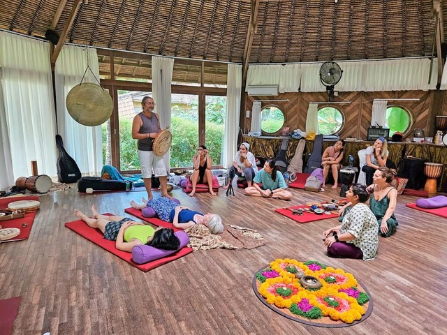 Der bekannte &#8222;Sound Healer&#8220...ik, die Klnge und Schwingungen nutzt.  | Foto: Carola Frentzen (dpa)