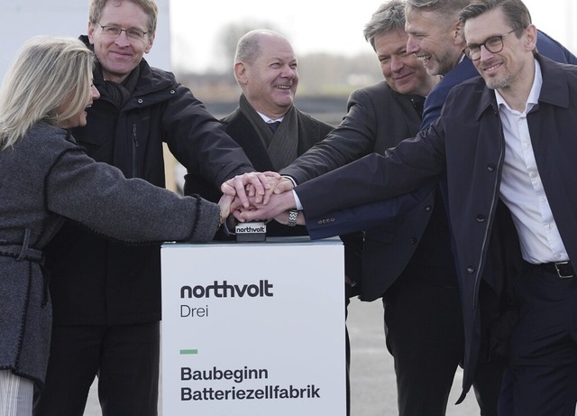 Promis beim Baubeginn: Daniel Gnther ...ef Peter Carlsson (Zweiter von rechts)  | Foto: Marcus Brandt (dpa)