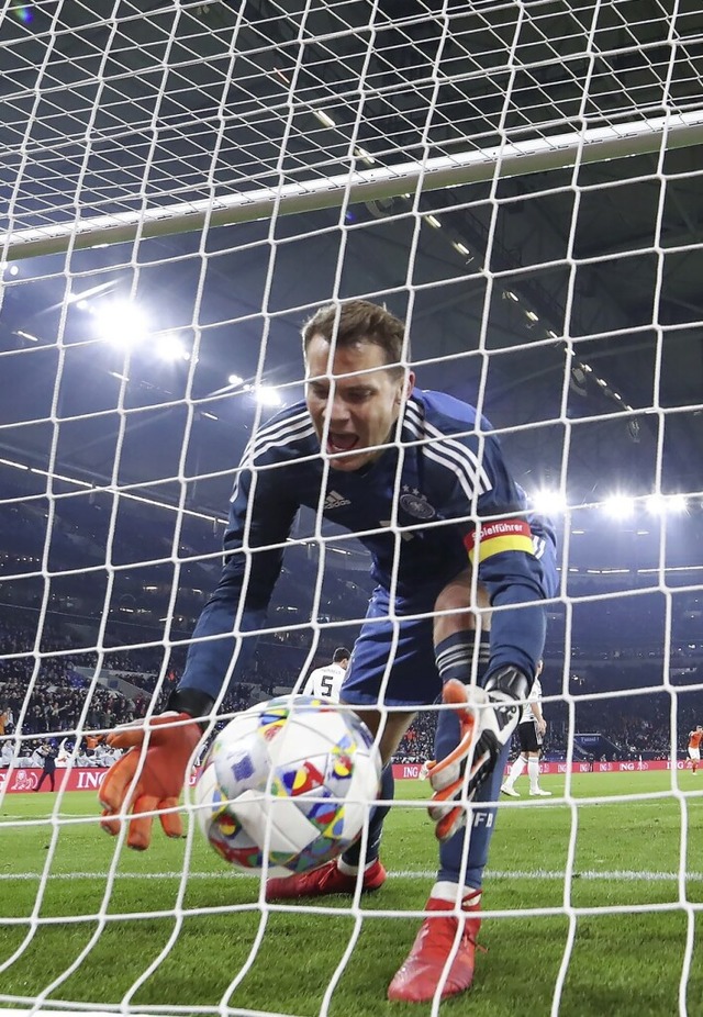 Manuel Neuer holt nach einem Gegentref...ague-Spiel 2018 den Ball aus dem Netz.  | Foto: Friso Gentsch