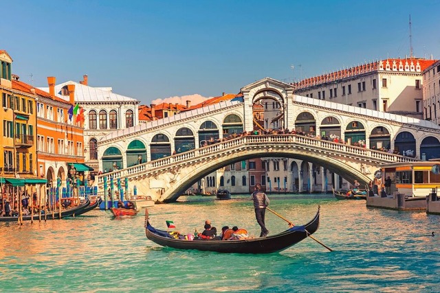 Einer der Ausflge fhrt Sie nach Venedig mit der berhmten Rialtobrcke.  | Foto: M-TOURS Erlebnisreisen GmbH